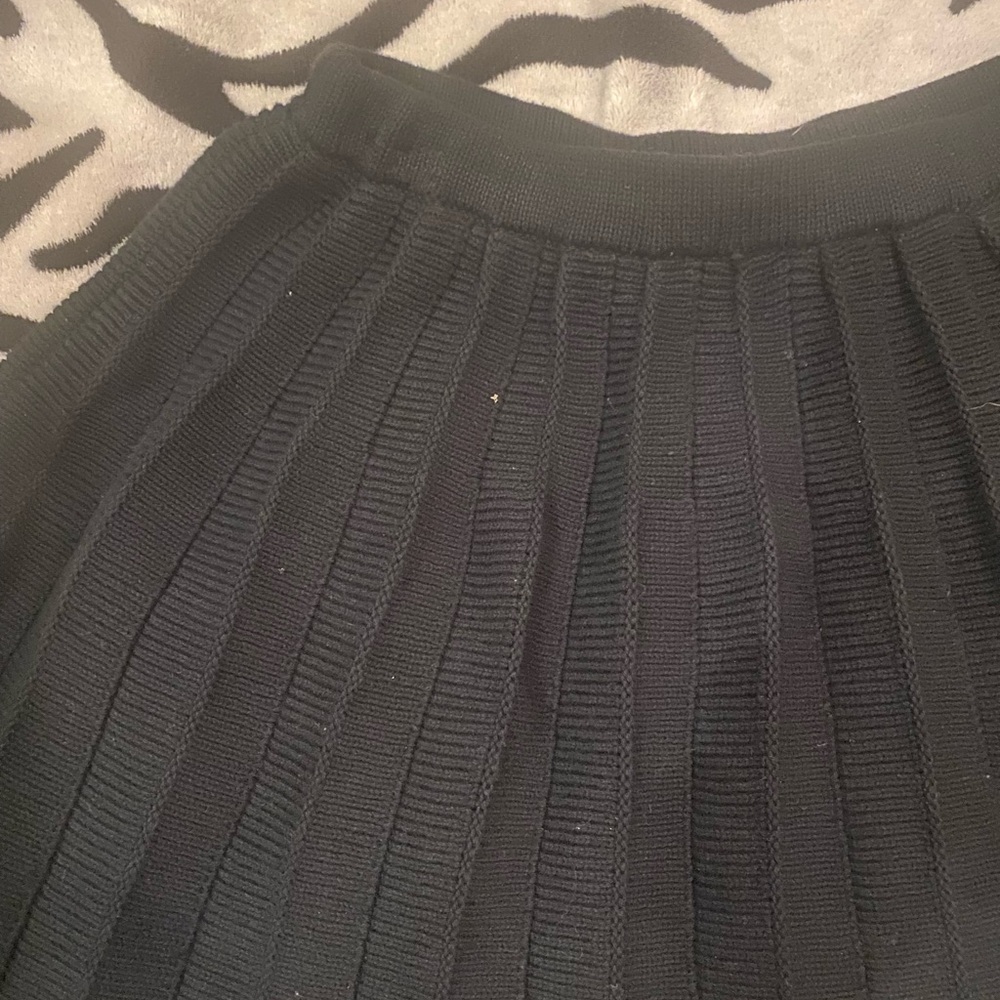 Hollister-Size S-Black pleated skirt - Picture 2 of 3